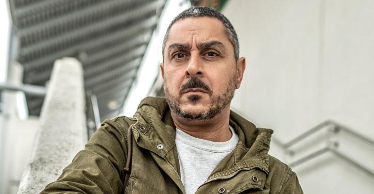 Arman Alizad kokeilee hautausurakoitsijan työtä.