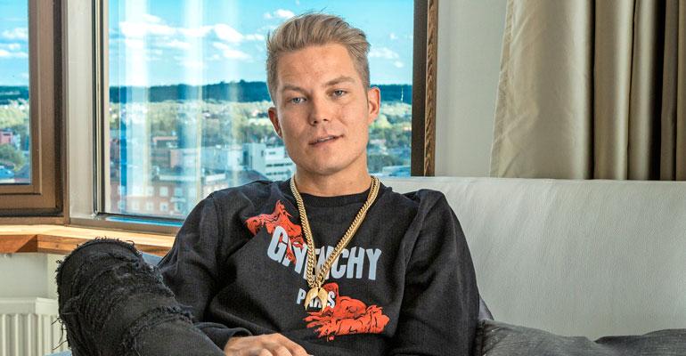 Cheek ja uusi rakas viettävät luksuselämää.