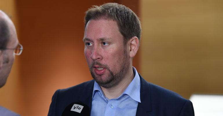 Paavo Arhinmäki matkusti metrossa.