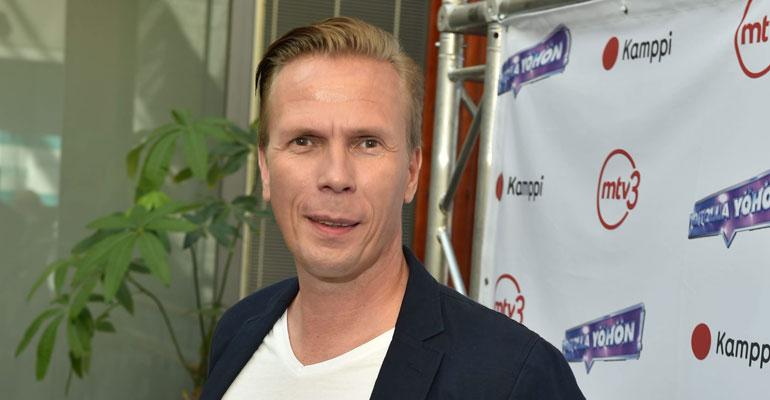 Jukka Rasila saapui ensi-iltaan tyttärensä kanssa.