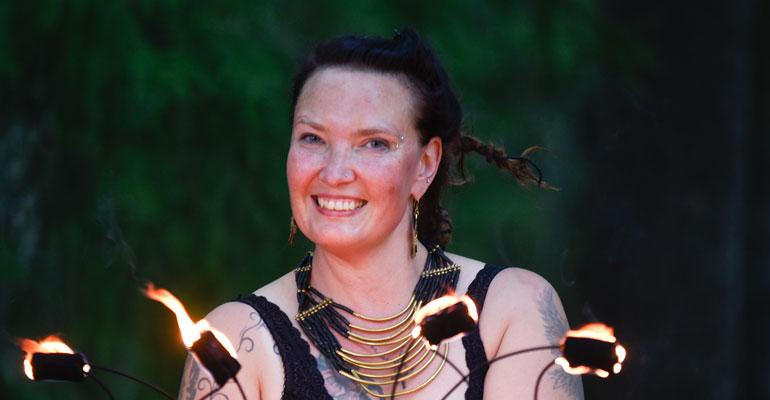 Katjusa Levänen on burleskitähti.