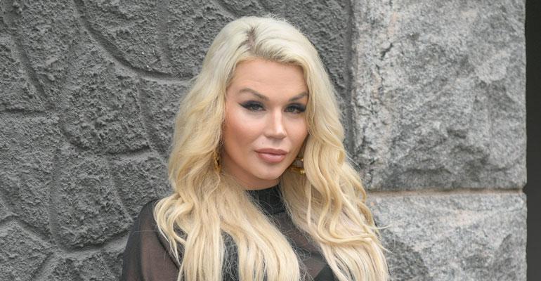 Sofia Hult turvautui kauneustoimenpiteeseen.