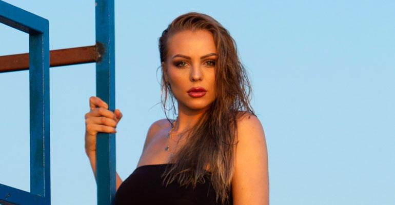 Erika Helin bikinikuvissa.
