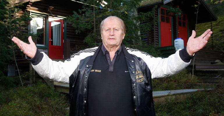 Juhani Tamminen esittelee kesämökkinsä.