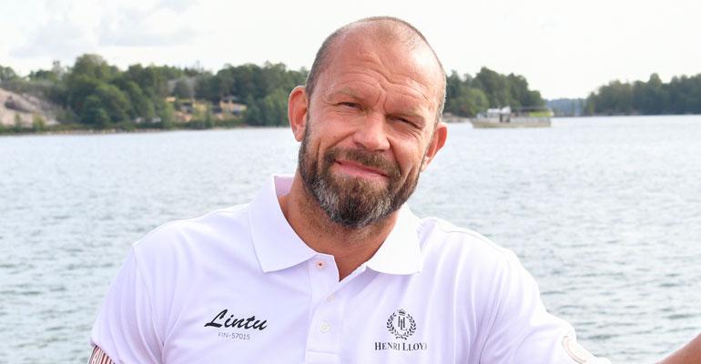 Jere Karalahti riisui paitansa.