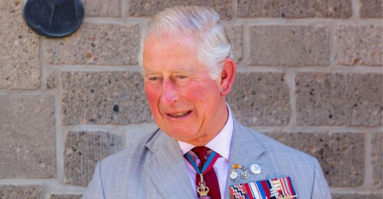 Prinssi Charles istutettiin helikopteriin.