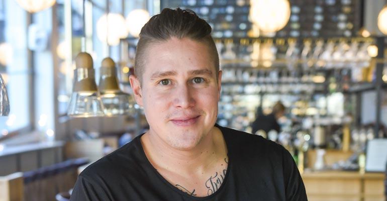 Tomi Björck testasi käärmeen.