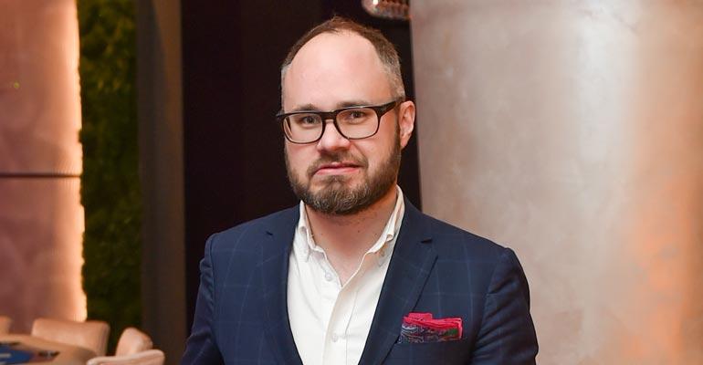 Tuomas Enbuske erosi ja poisti yhteiskuvat.