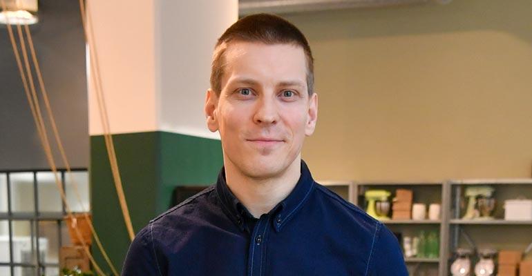 Antti Holma elää kädestä suuhun.