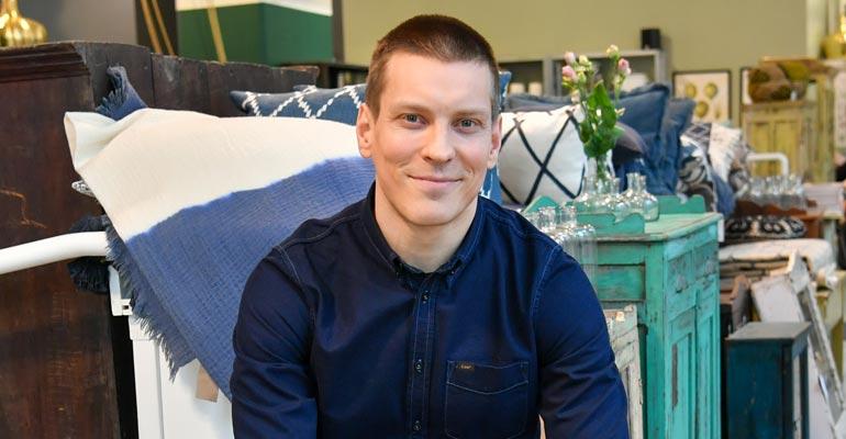 Antti Holma on vieraana omassa kodissaan.