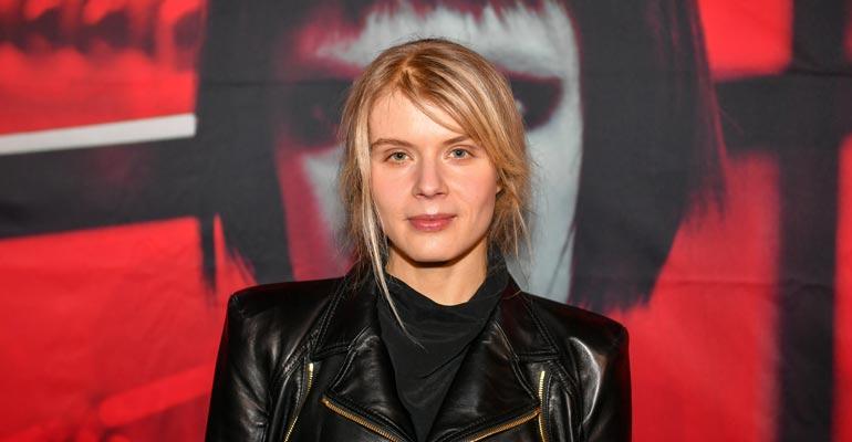Alina Tomnikov nauttii avioelämästä.
