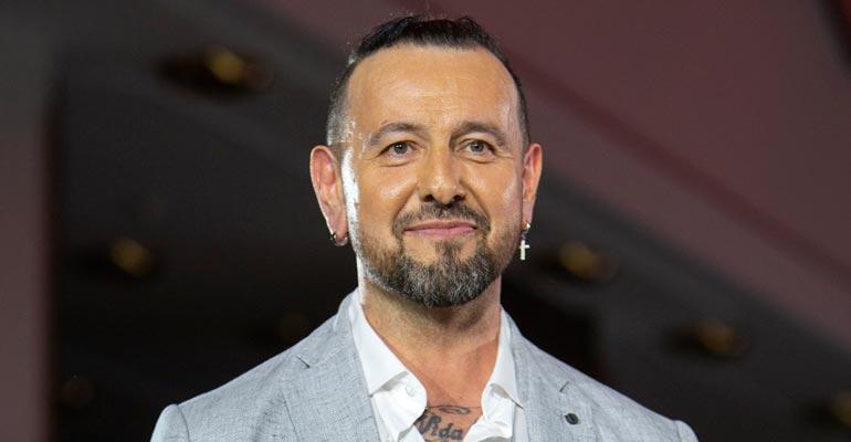 Esko Eerikäinen juontaa Hitlist-ohjelmaa.
