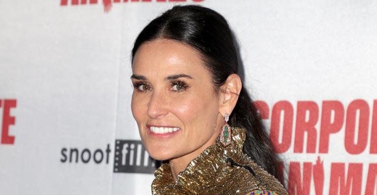 Demi Moore muotipoliisin arvioitavana.