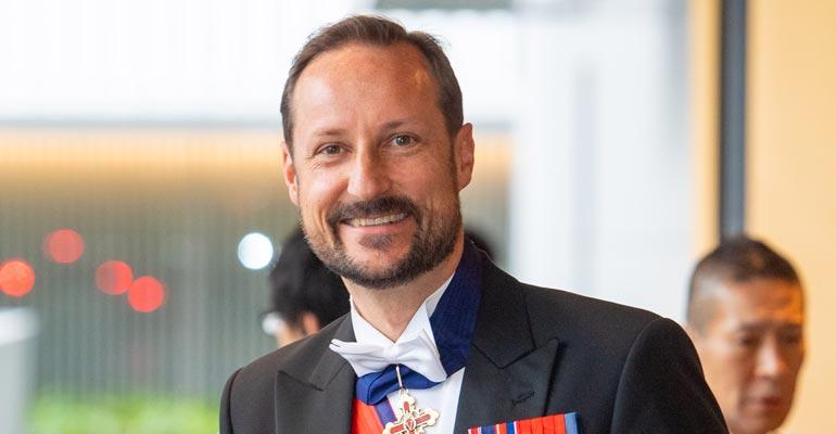 Haakon sukelsi roskia.