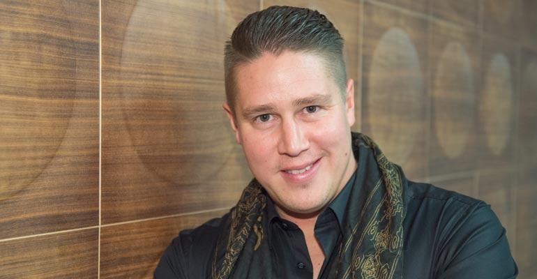 Tomi Björck riisui paitansa strippiklubilla.