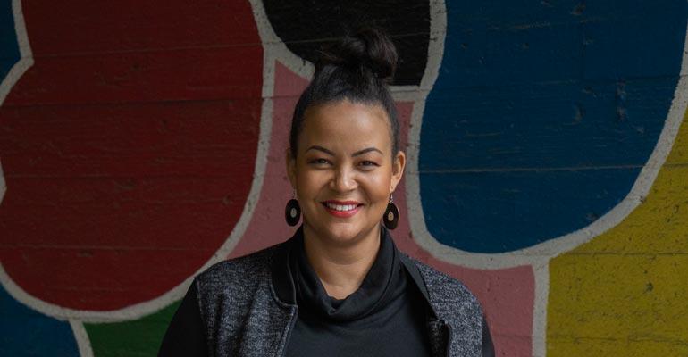 11-vuotiaana mallinuransa aloittanut Lola kruunattiin 18-vuotiaana Miss Suomeksi 1996.