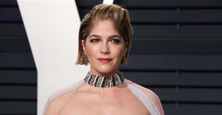 Selma Blair menetti hiuksensa.