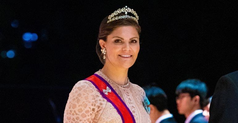 Victoria pukeutui tekoturkkiin.