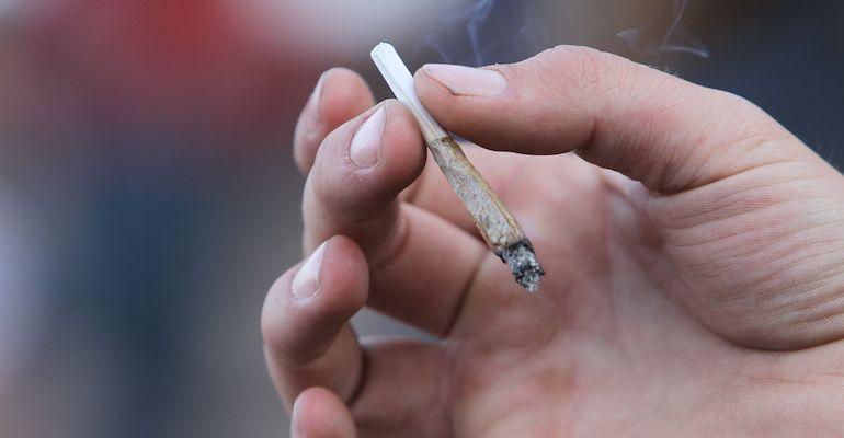 Mies poltti kannabista oikeudessa.