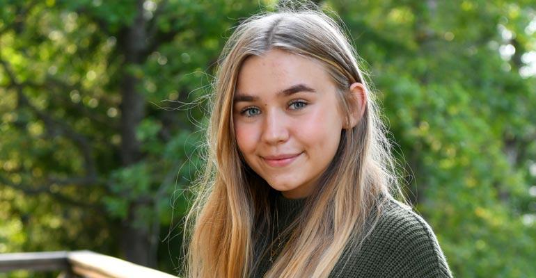 Näyttelijä Linnea Skog käy lukiota.