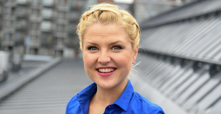 Helmi-Leena suihki vauhdikkaasti sähköpotkulaudalla.