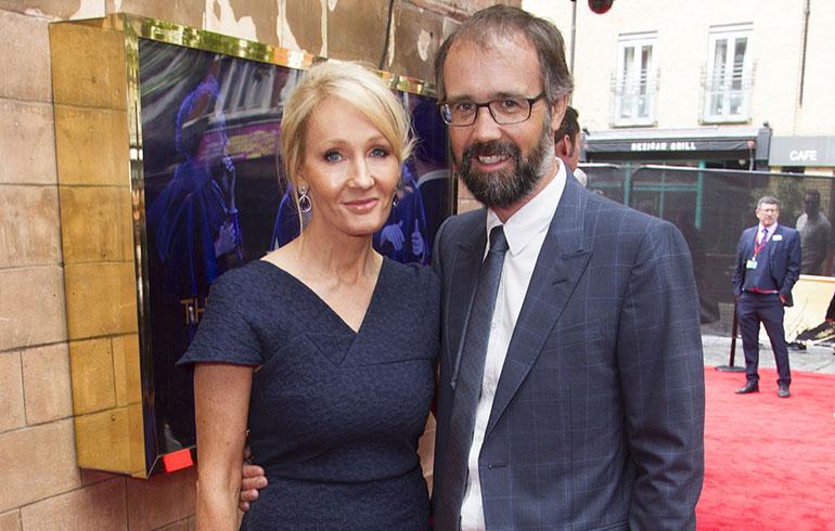 J.K Rowling ja aviomies punaisella matolla