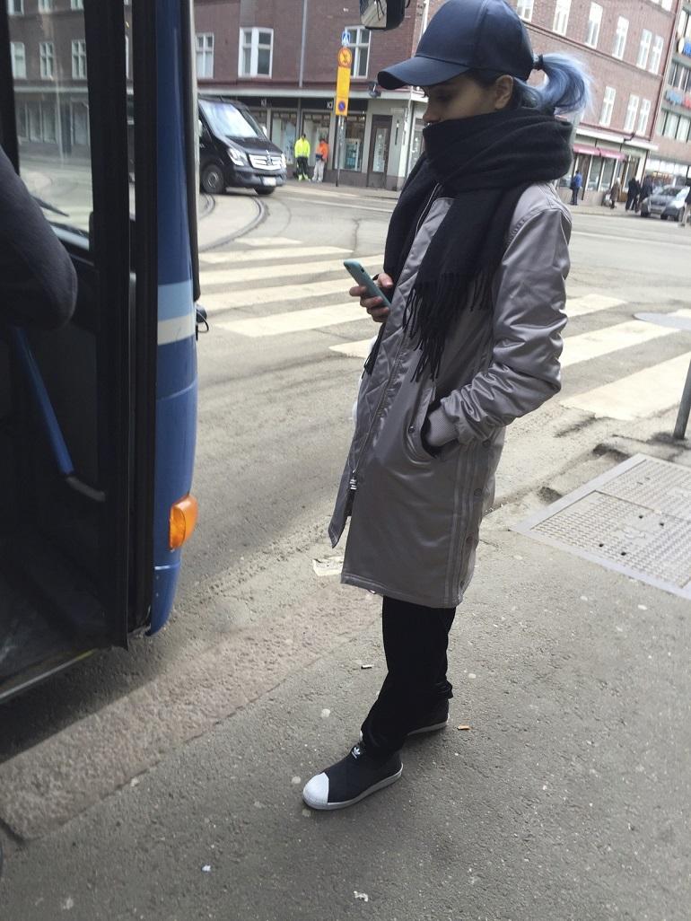 Sanni nousi bussiin.