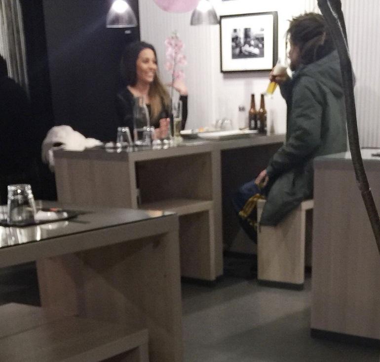 Amanda ja Juno lounastivat yhdessä.