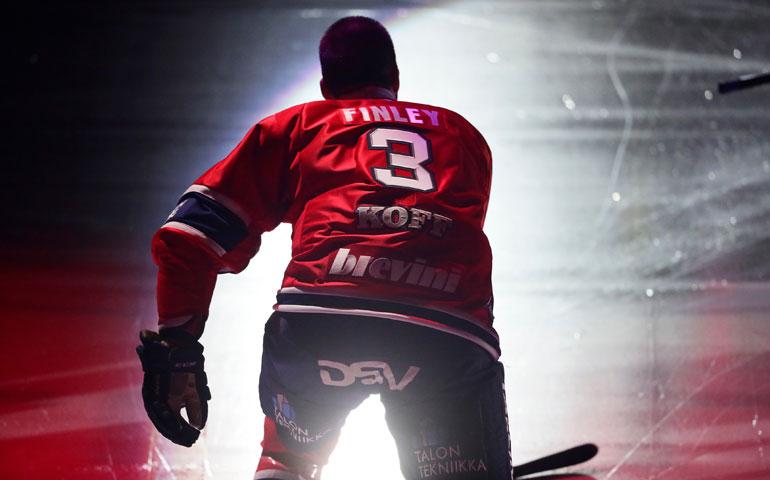 Vastustajien on syytä pitää pää ylhäällä, kun HIFK:N numero 3 liukuu laatikkoon.