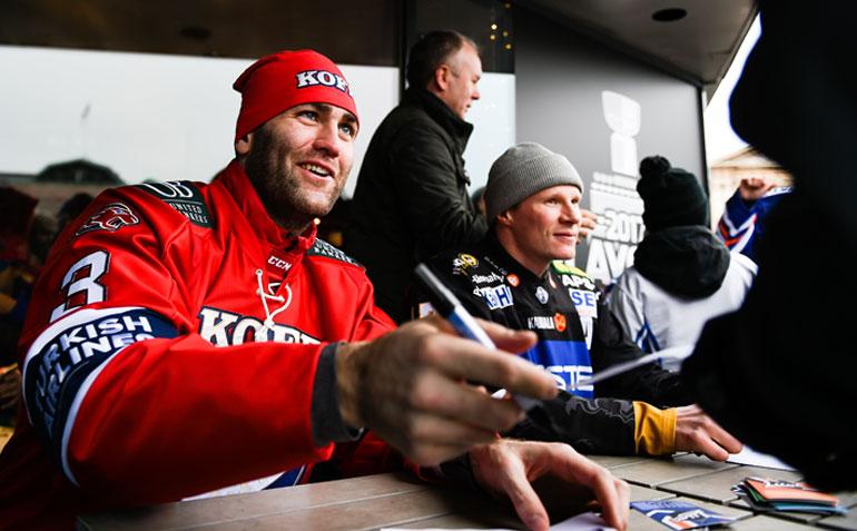 Yleisöäänestyksellä Liigan viihdyttävimmäksi pelaajaksi äänestetty Joe Finley jakoi sunnuntaina faneille nimikirjoituksia Helsingin Rautatientorilla.