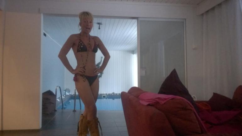 Myös vesijumppia vetävä Leena Kivioja on varsin sutjakkaassa kunnossa - ilman kauneusleikkauksia.