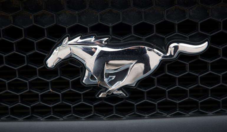 Mustangin ikonisen laukkaavan hevoslogon suunnitteli tiettävästi suomalaissukuinen Väinö Koivu, joka työskenteli 1960-luvulla Fordin suunnitteluosastolla.