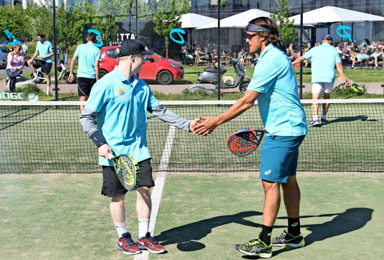 Aluksi homma vaikutti hyvältä. Peetu ja Teemu lähtivät itsevarmoina padel-turnauksen välierään.