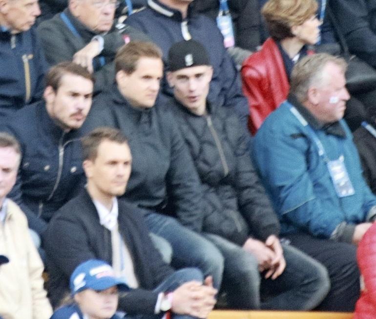 Lauri ja Rasmus yleisurheilulehtereillä.