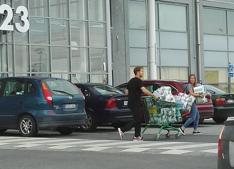 Sebastian Vettel piipahti Palokan Prismassa.