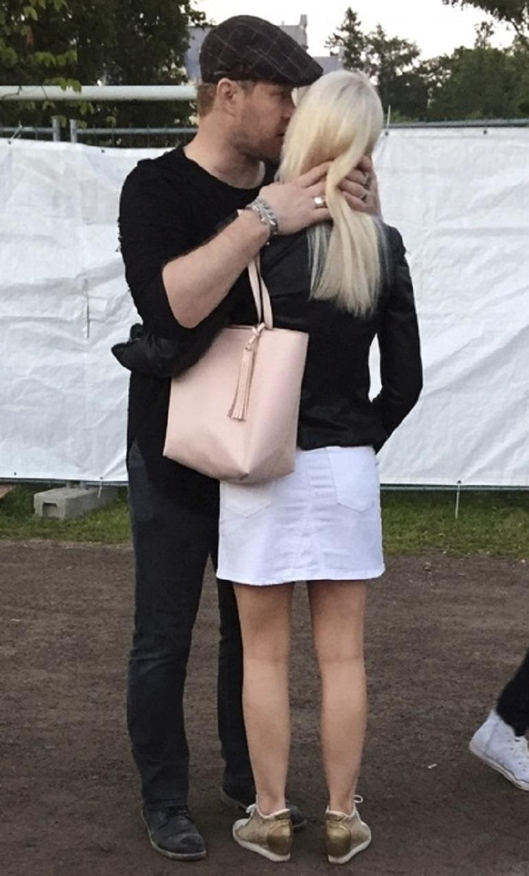 Janne halaili naista.