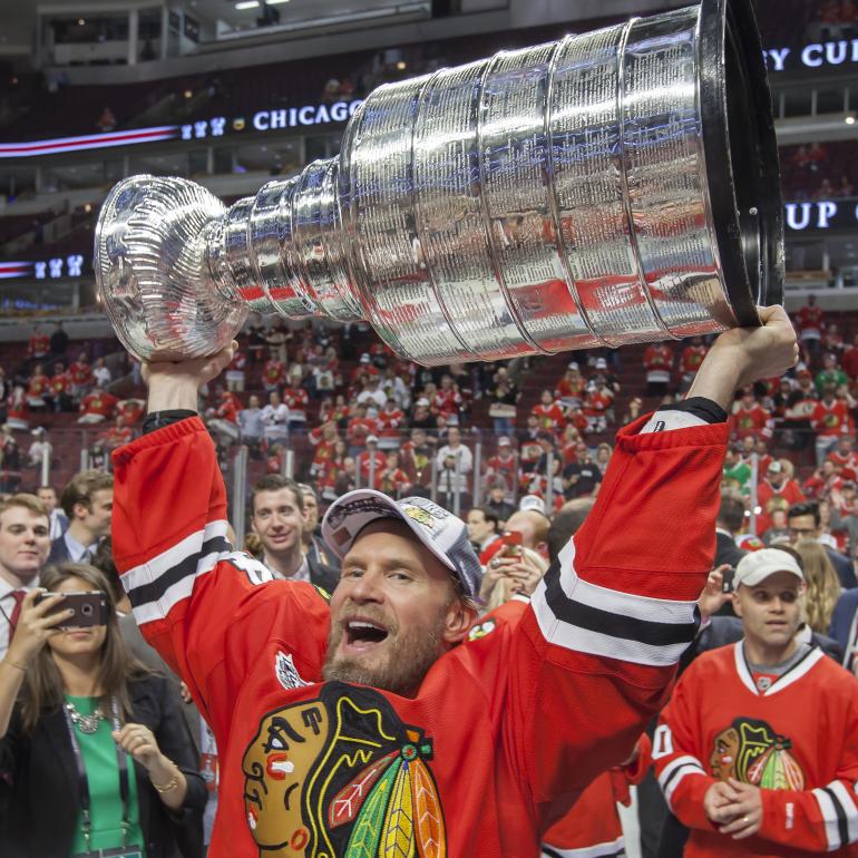 Kimmo Timonen juhli Stanley Cupin voittoa kesällä 2015.