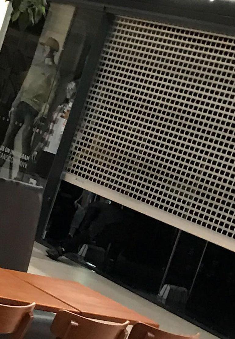 ...kunnes kaunis nainen avasi rulla-oven ja räppäri pääsi pujahtamaan sisään.