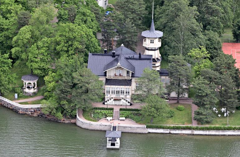 Juha Sipilän tyttären häät järjestettiin pääministerin virka-asunnolla Kesärannassa, Helsingin Meilahdessa.
