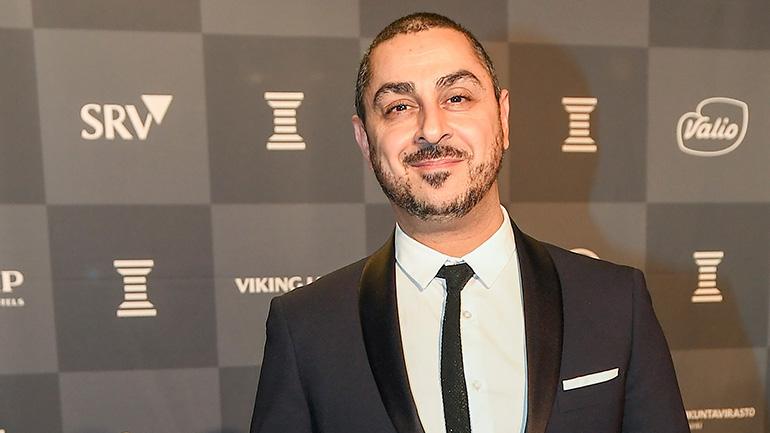 Arman Alizad poseeraa Seiskalle