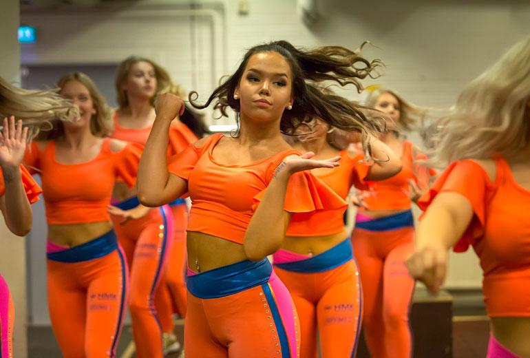 20-vuotias Oona Tilus on yksi Sparkling Starsin cheerleadereista.