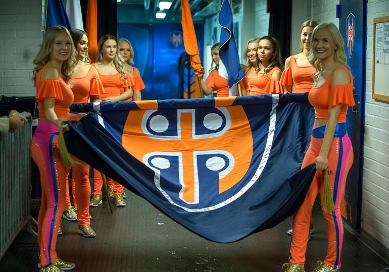Osa tanssijoista kantaa jäälle valtavaa Tapparan lakanaa...
