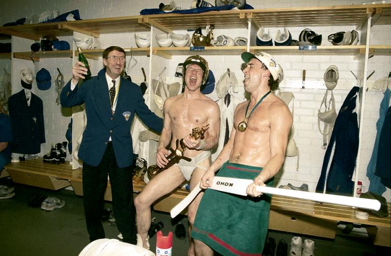 Curt "Kulta-Kurre" Lindström (vas.) valmensi Suomen kiekkohistoriansa ensimmäiseen MM-kultaan.