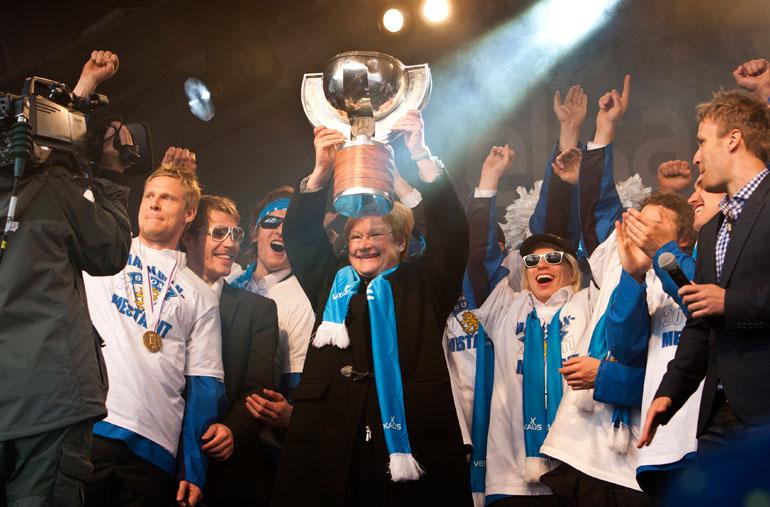 Tasavallan presidentti Tarja Halonen osallistui Leijonien kultajuhliin 2011.