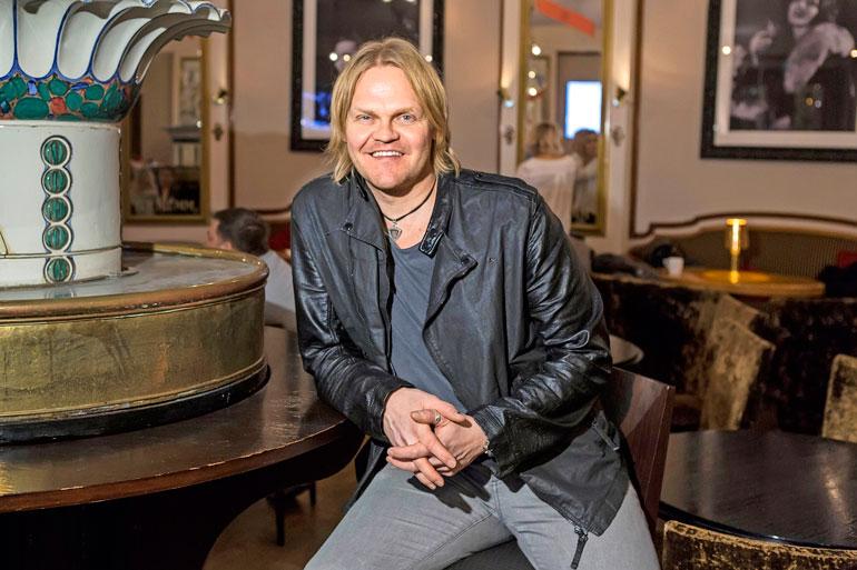 Otto Kanerva on ohjannut ja käsikirjoittanut Juhan kappaleita käyttävän kesäteatteriesityksen Kaksi vanhaa puutaa. Juha on aiemmin kieltäynyt, kun hänen kappaleitaan on pydetty teatteriin. – Nyt kuitenkin tunnen Oton, ja tiedän voivani luottaa heidän laatuunsa, Juha sanoo.