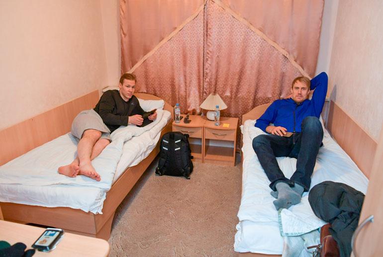 Petteri Wirtanen ja Marko Anttila ovat pelimatkoilla kämppiksinä. – Joskus juttelemme hissimatkalla enemmän kuin täällä huoneessa, rennosti ottavat pelimiehet naurahtavat.