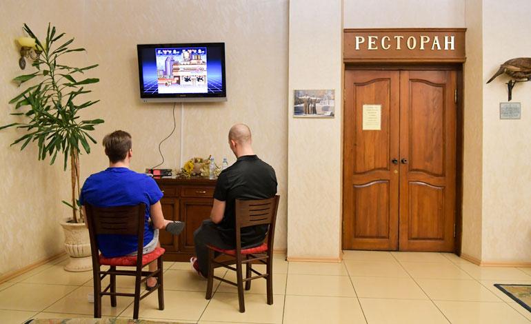 Voimalaituri Masi Marjamäki (vas.) viritteli Super Nintendon hotelli Leningradin aulaan. Konsolikaverina peruspakki Rasmus Rissanen.