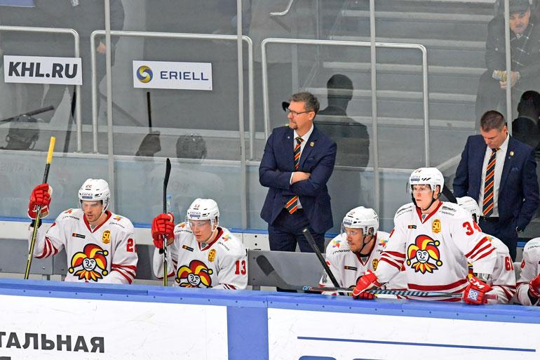 Jukka valmentaa nyt toista kautta Helsingin Jokereita, joka keikkuu KHL:n läntisen konferenssin kärkikahinoissa.