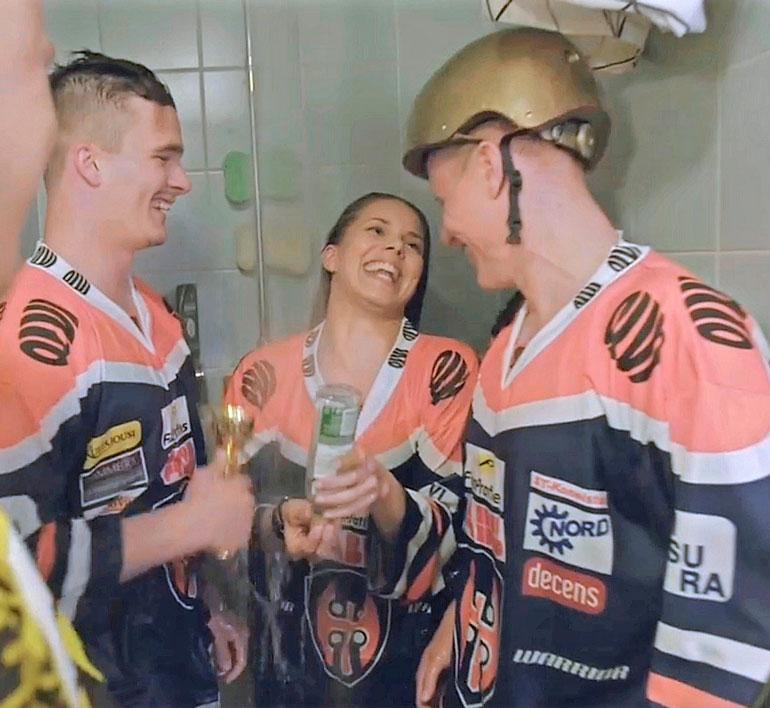 Otso iski silmänsä Viiviin Posse-ohjelman kuvauksissa, jossa hän vieraili suihkurallissa toisen Tappara-pelaajan Aleksi Salosen kanssa.