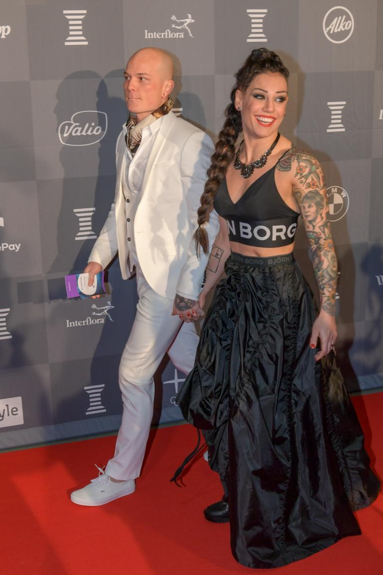 Niklas Räsänen ja Eva Wahlström käänsivät katseita punaisella matolla.
